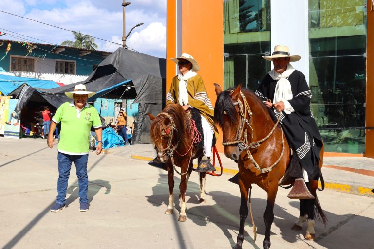 Presentación de caballos de paso y marinera.