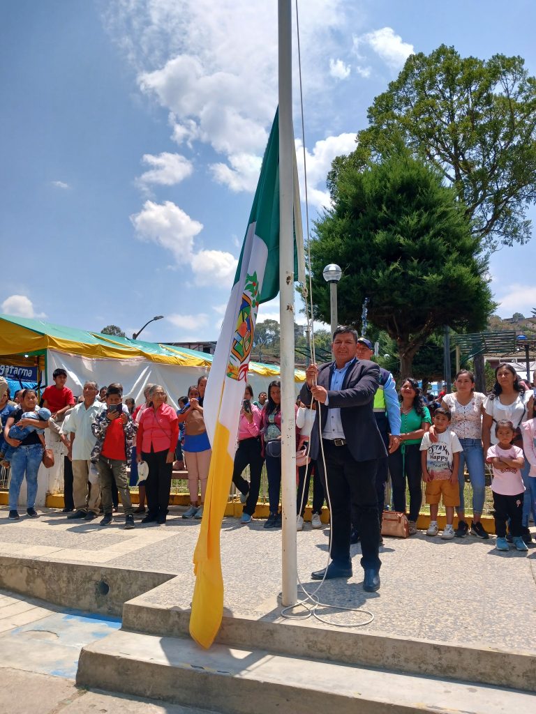 Izamiento del Pabellón Nacional y de la bandera de nuestro querido distrito de Chirinos